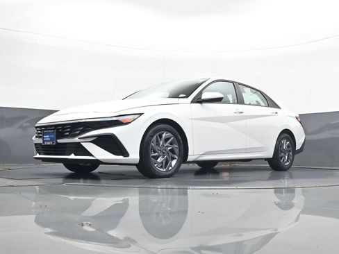 Certified 2024 Hyundai Elantra SEL FWD image 22
