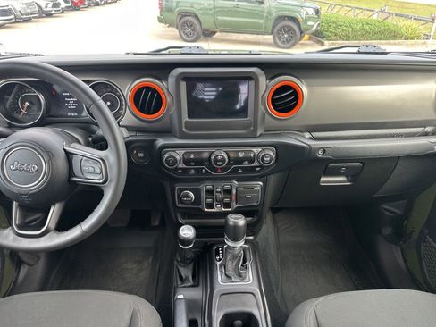 Used 2023 Jeep Gladiator Willys image 10