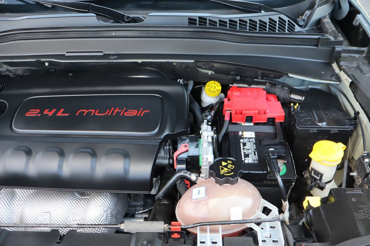 Used 2018 Jeep Renegade Latitude FWD image 39