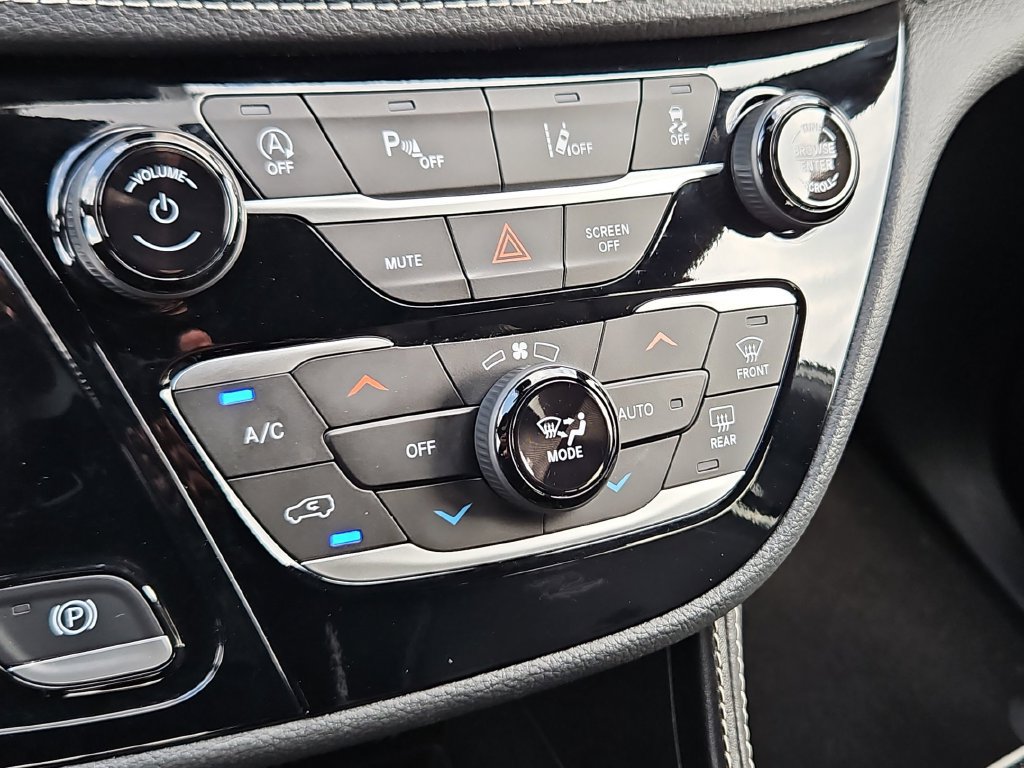 Used 2025 Chrysler Pacifica Limited FWD image 19