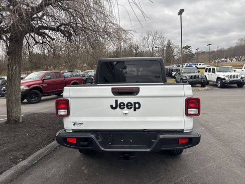 Used 2022 Jeep Gladiator Sport image 4