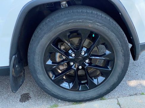 Used 2018 Jeep Grand Cherokee Laredo AWD/4WD image 36