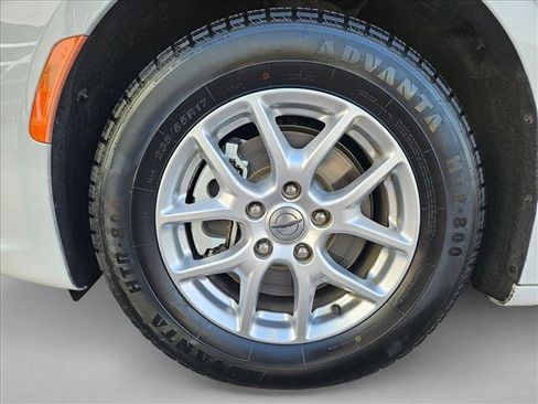 Used 2023 Chrysler Pacifica Touring-L image 22