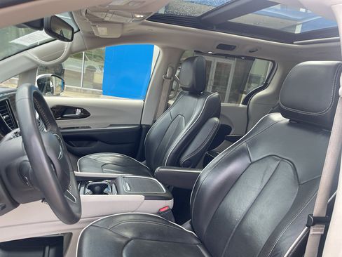 Used 2023 Chrysler Pacifica Limited image 4