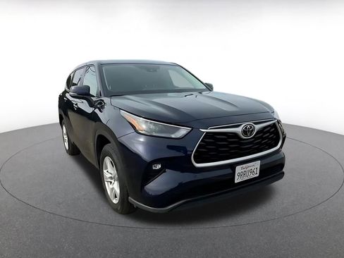 Used 2025 Toyota Highlander LE image 3