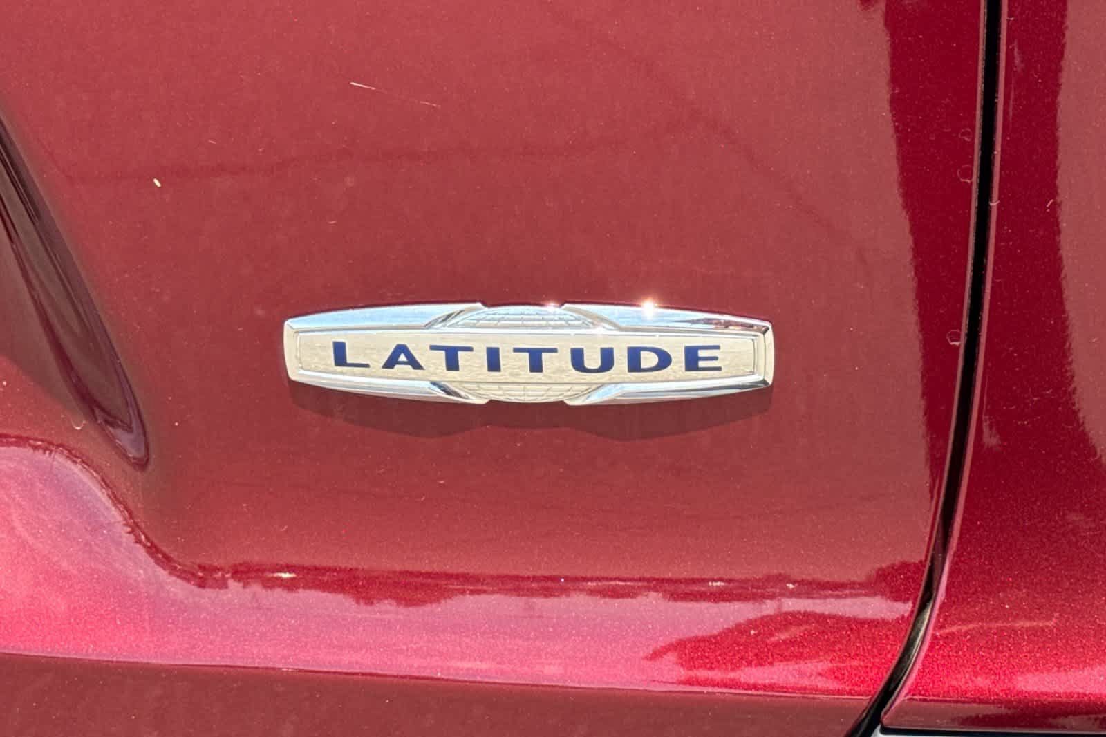 Used 2019 Jeep Cherokee Latitude Plus w/ Cold Weather Group AWD/4WD image 32