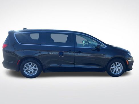 Used 2024 Chrysler Pacifica Touring-L FWD image 6