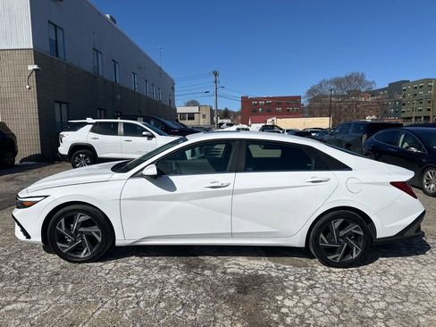 Used 2025 Hyundai Elantra SEL image 2