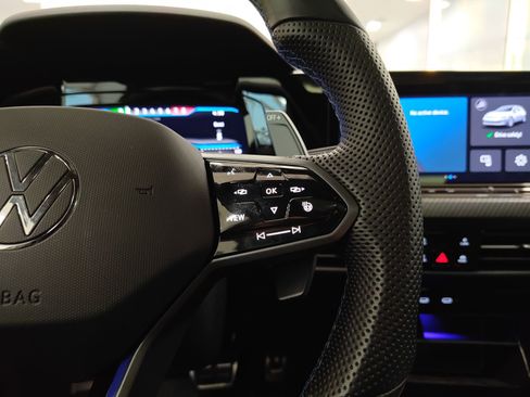 Used 2023 Volkswagen Golf R image 16