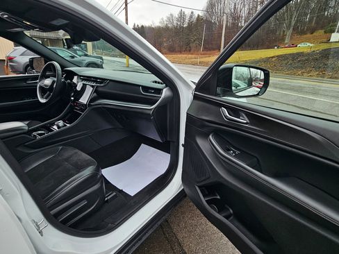 Used 2023 Jeep Grand Cherokee L Laredo image 19