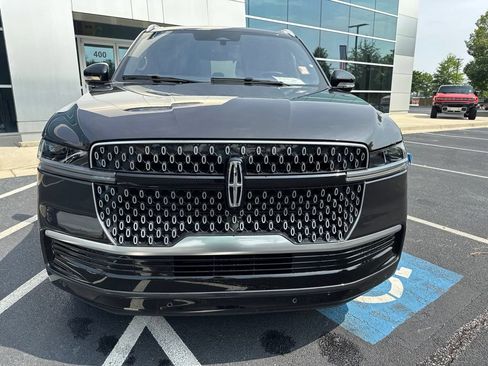 Used 2025 Lincoln Navigator Reserve AWD/4WD image 2