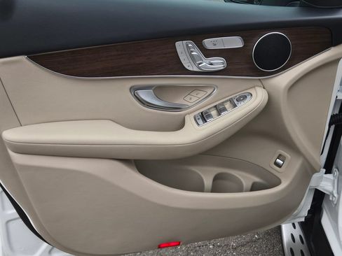 Used 2022 Mercedes-Benz GLC 300 4MATIC image 11