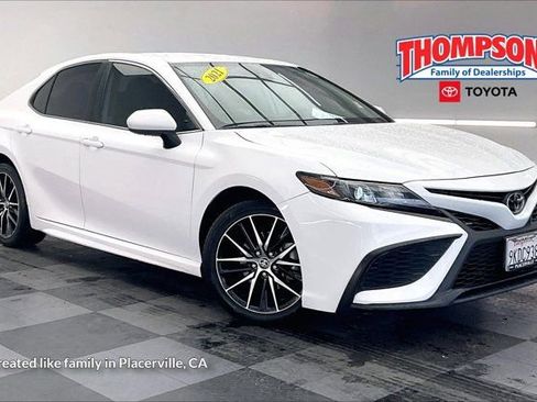 Used 2021 Toyota Camry SE image 1