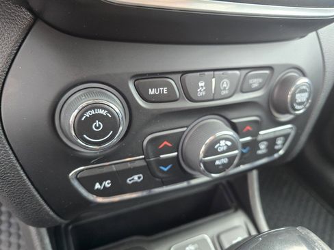 Used 2021 Jeep Cherokee Trailhawk w/ Technology Group image 21