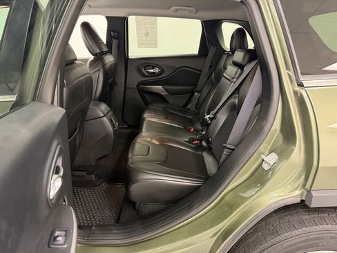 Used 2019 Jeep Cherokee Latitude Plus w/ Cold Weather Group AWD/4WD image 16