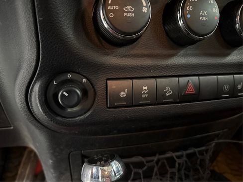 Used 2016 Jeep Wrangler Unlimited Rubicon w/ Connectivity Group image 26