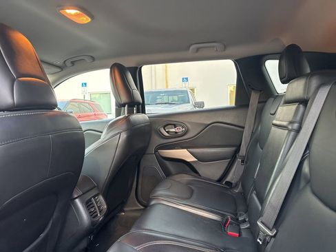 Used 2018 Jeep Cherokee Limited image 9