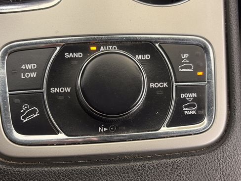 Used 2019 Jeep Grand Cherokee Overland AWD/4WD image 32