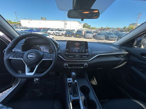 Used 2025 Nissan Altima 2.5 SV FWD image 28