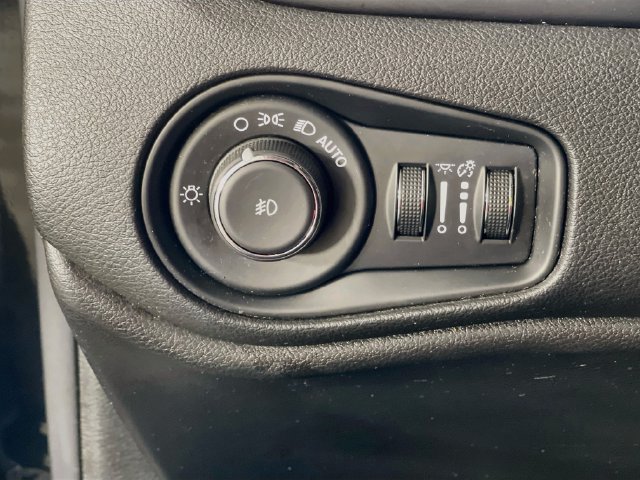 Used 2015 Jeep Renegade Latitude w/ Popular Equipment Group FWD image 11