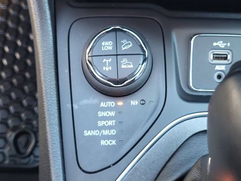 Used 2022 Jeep Cherokee Trailhawk AWD/4WD image 24