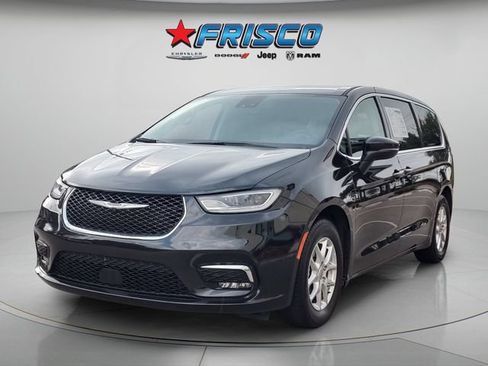 Used 2023 Chrysler Pacifica Touring-L FWD image 3