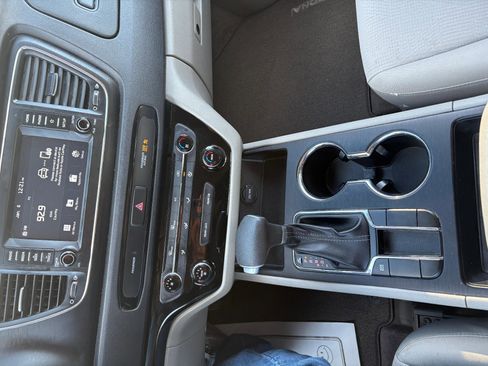 Used 2019 Kia Sedona LX image 27