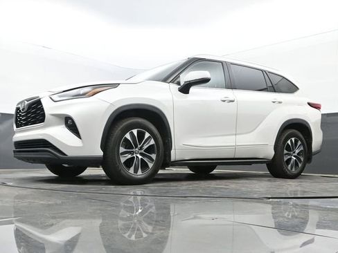 Used 2021 Toyota Highlander XLE image 12
