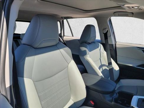 Used 2025 Toyota RAV4 XLE Premium image 15