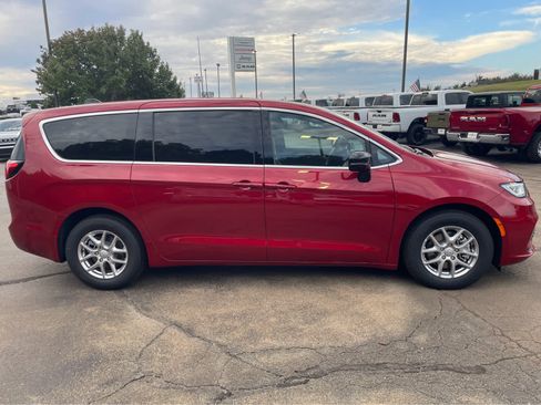 New 2026 Chrysler Pacifica Select FWD image 7