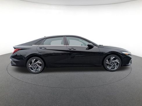 Used 2025 Hyundai Elantra SEL image 4