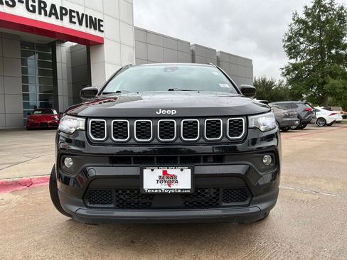 Used 2025 Jeep Compass Latitude AWD/4WD image 3