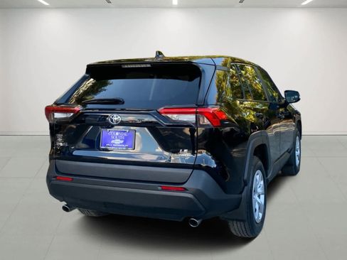 Used 2022 Toyota RAV4 LE image 6