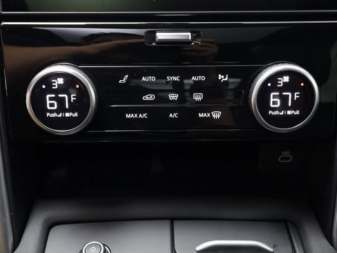 Certified 2025 Land Rover Discovery S image 13