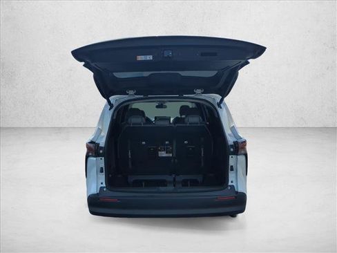 Used 2026 Toyota Sienna XLE FWD image 6