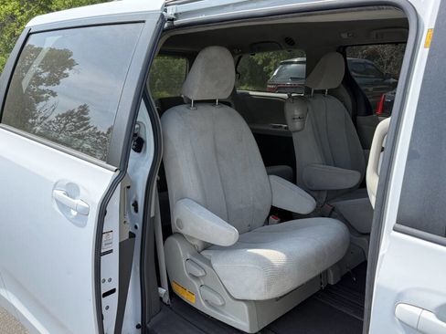 Used 2011 Toyota Sienna LE FWD image 14
