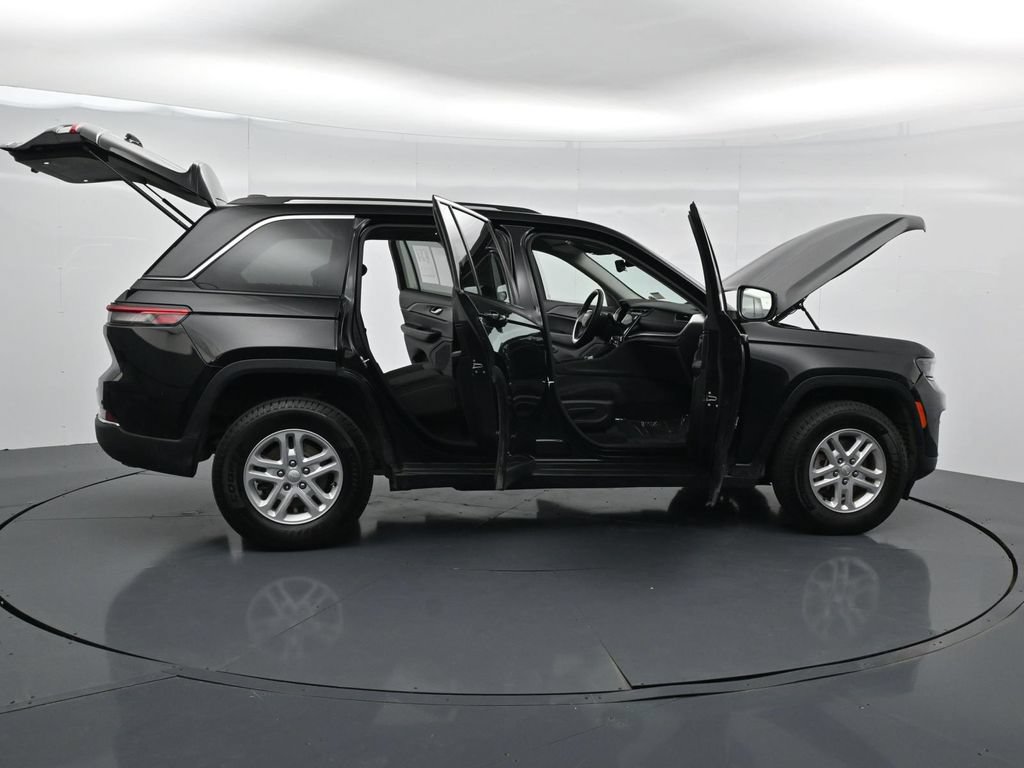 Used 2023 Jeep Grand Cherokee Laredo RWD image 39