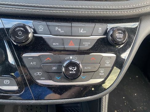 Used 2025 Chrysler Pacifica Limited image 22