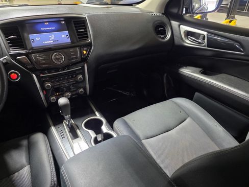 Used 2019 Nissan Pathfinder S FWD image 18