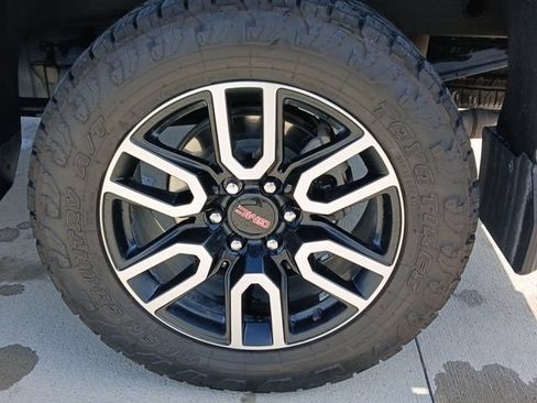 Used 2024 GMC Sierra 1500 AT4 w/ Technology Package AWD/4WD image 11