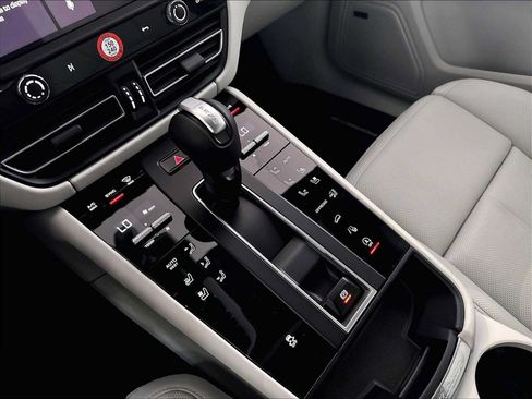 New 2026 Porsche Macan AWD/4WD image 18