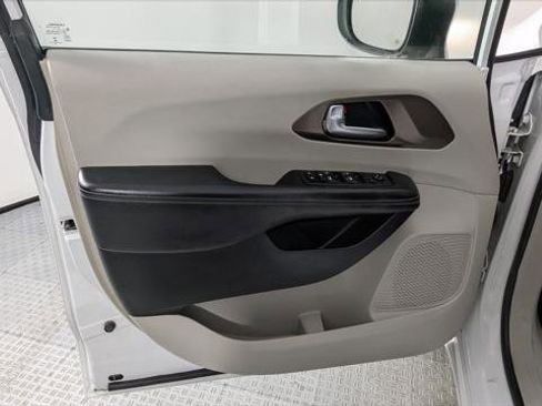 Used 2020 Chrysler Voyager LX image 13