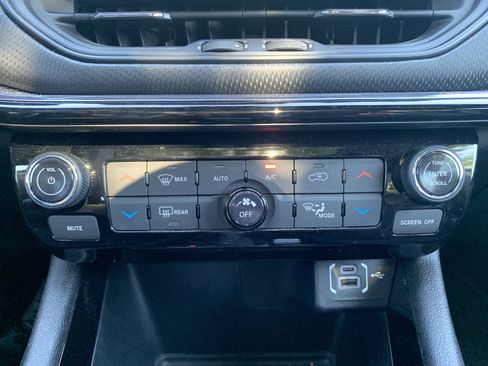 Used 2023 Jeep Compass Latitude w/ Sun and Sound Group AWD/4WD image 29