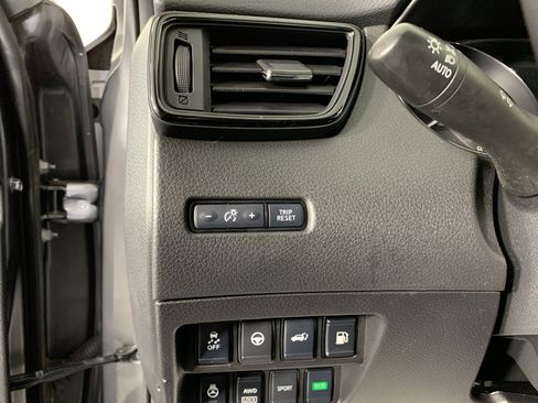 Used 2020 Nissan Rogue SV w/ Premium Package image 17