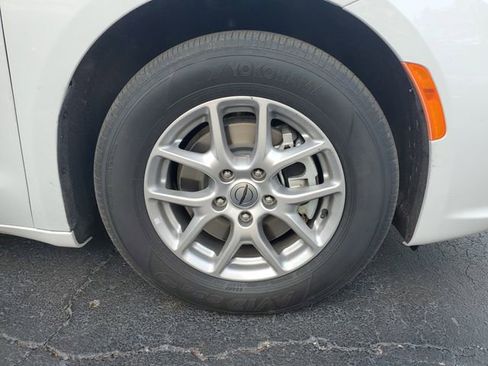 Used 2024 Chrysler Pacifica Touring-L image 5