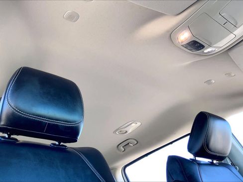 Used 2023 Chrysler Pacifica Touring-L image 13