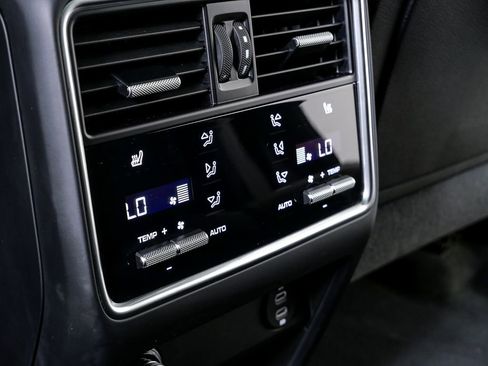 Used 2022 Porsche Cayenne image 22