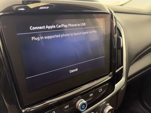 Used 2020 Chevrolet Traverse LT image 2