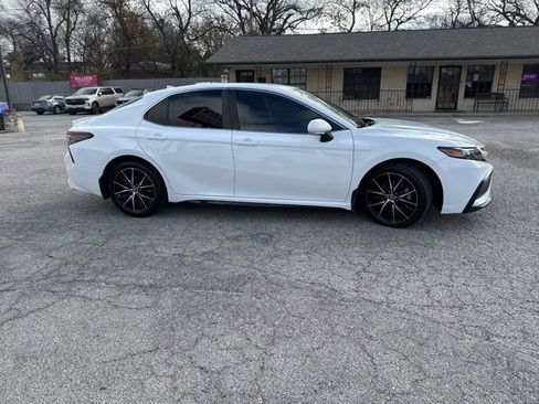 Used 2022 Toyota Camry SE image 9