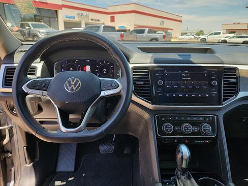 Used 2022 Volkswagen Atlas SE w/ Panoramic Sunroof Package FWD image 13